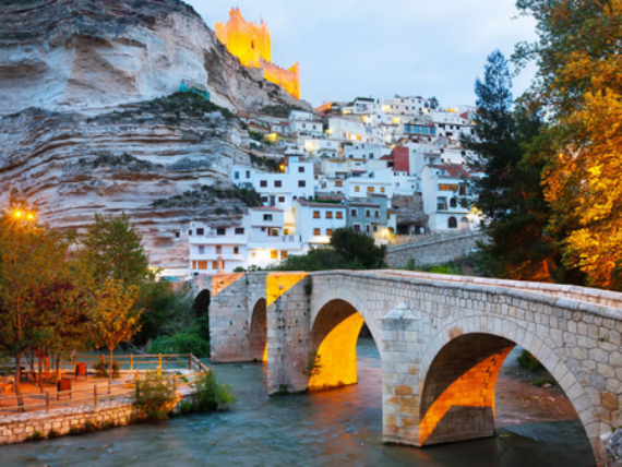 Casas blancas de Alcalá del Júcar junto al río